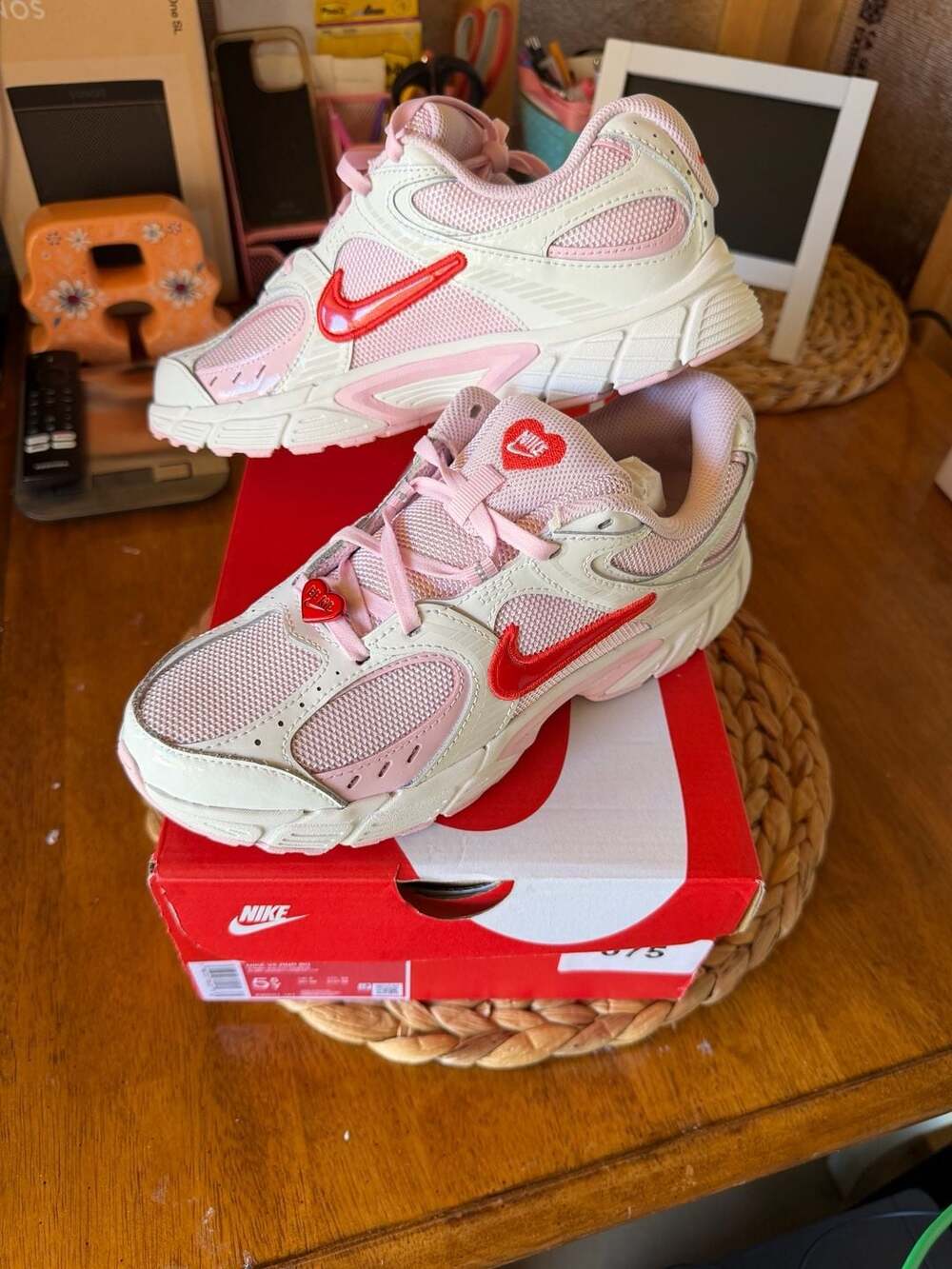 Nike V5 RNR BG Size 5.5Y Summit White Lt Crimson